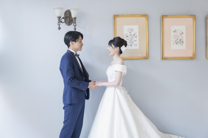 青い壁を活かしたカジュアル目なお写真