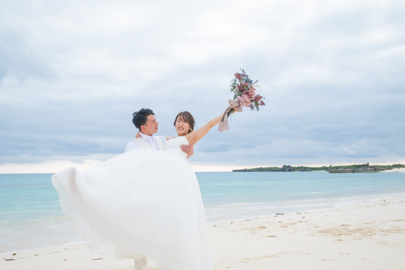 宮古の海をバックにお姫様抱っこ^^