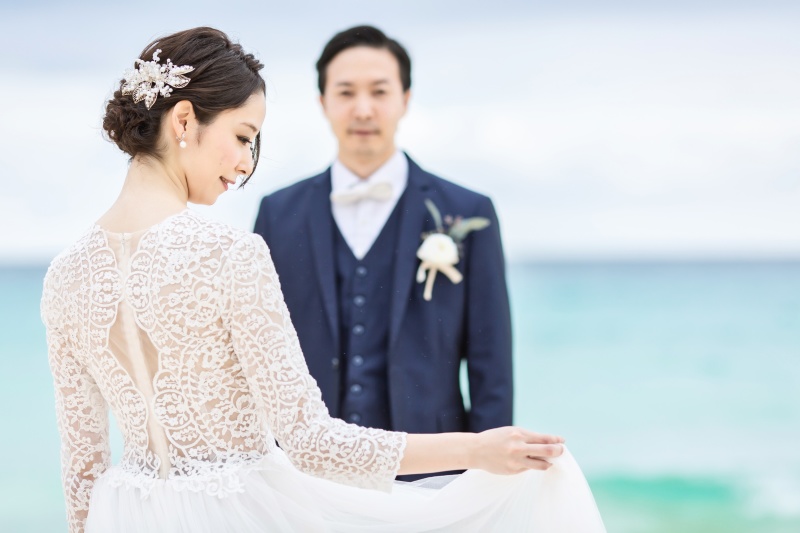 海と撮影を楽しむ二人