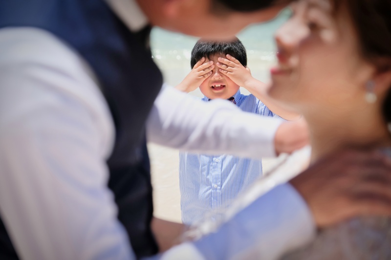 二人の隙間から…