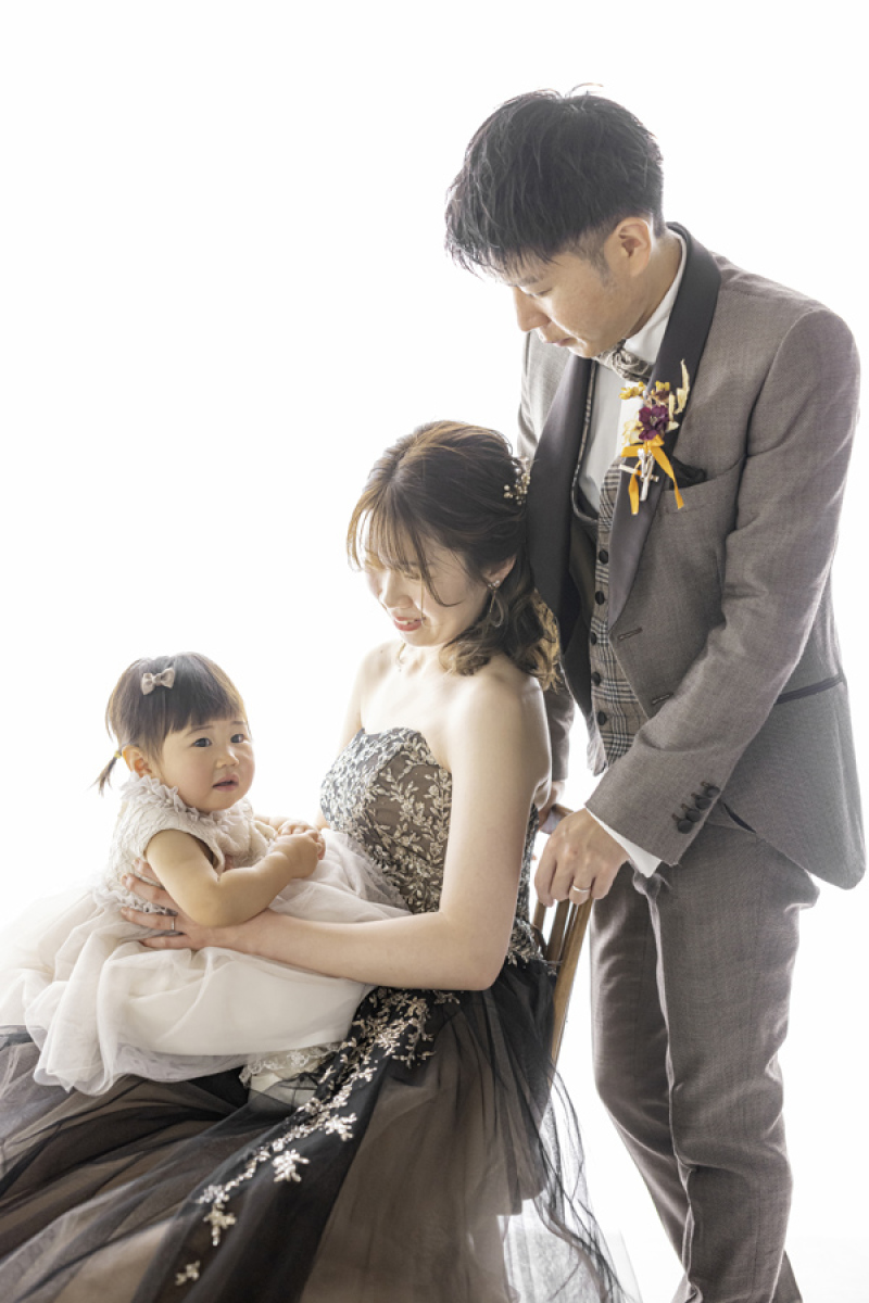 - お子様を優しく見つめる新郎新婦様の姿 -