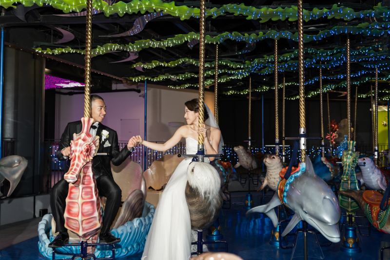 手を取り合って