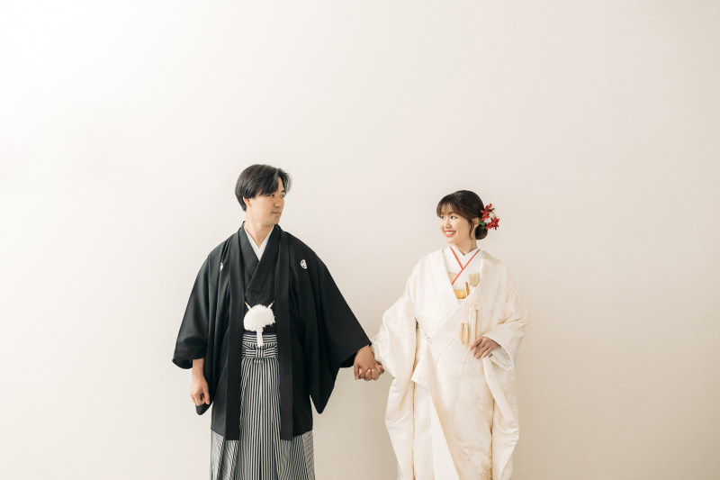 手をつなぎ、ほほえみショット