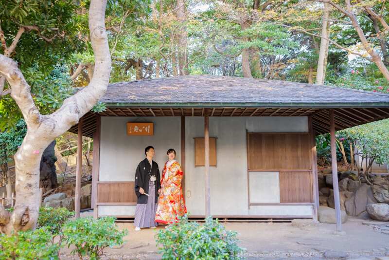 建物をバックに