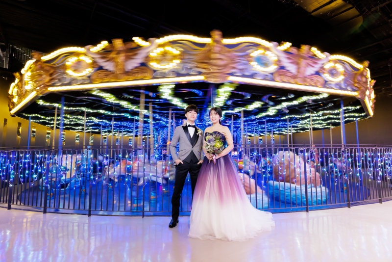 メリーゴーラウンド前で