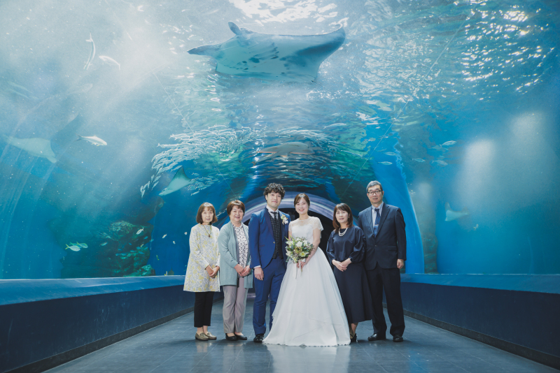 【洋装】おふたりだけの貸切水族館にご家族もご招待♪