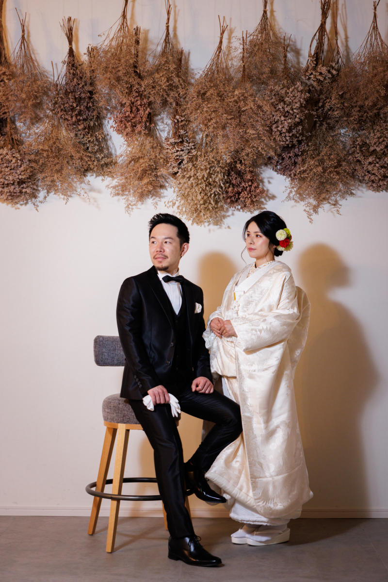 椅子に腰かけて