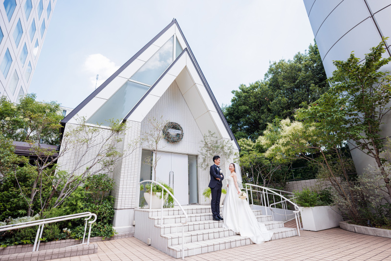 チャペルの階段でドレスを強調して