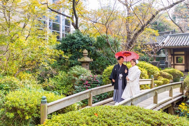 おふたりで傘を持って・・・