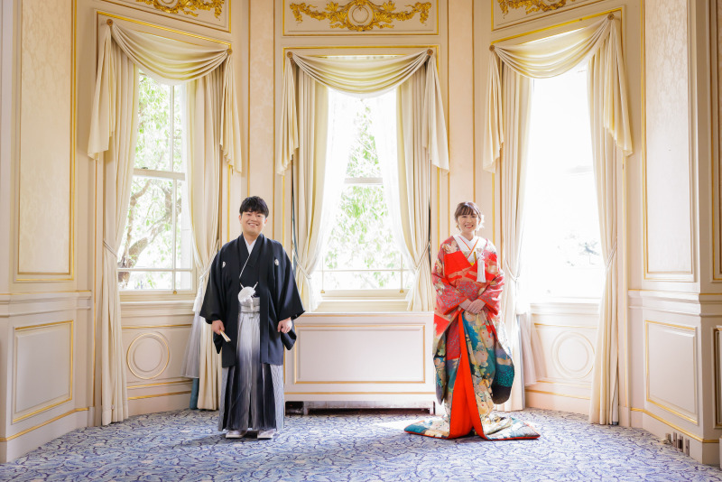 貴賓館の窓辺で撮影