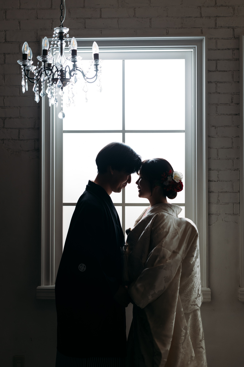 光の差し込む窓辺で