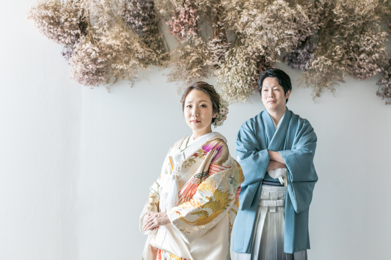 ドライフラワーの前で