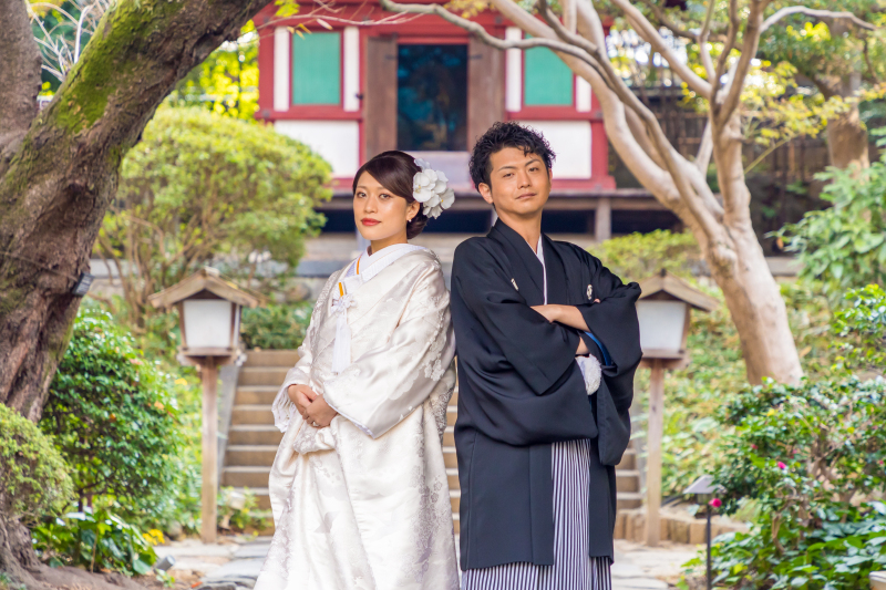 山門の下で背中合わせ