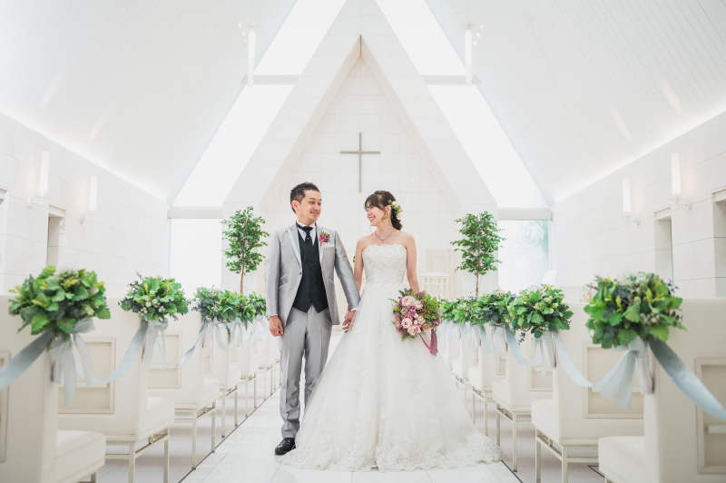 笑顔で手つなぎショット