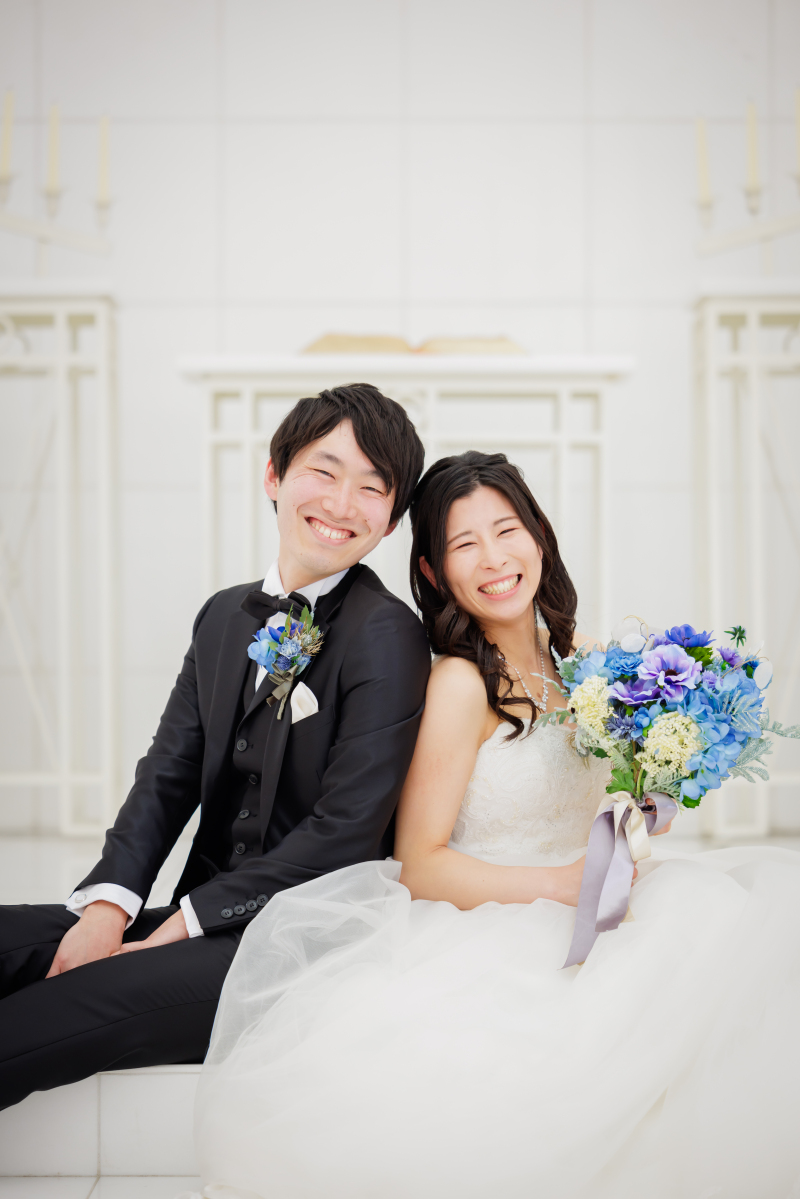 背中合わせで座って
