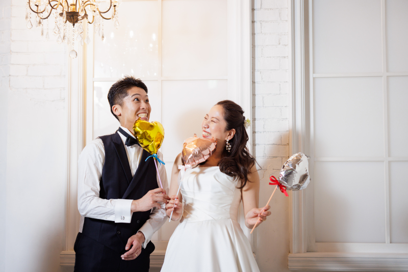 ハートのバルーンを持って