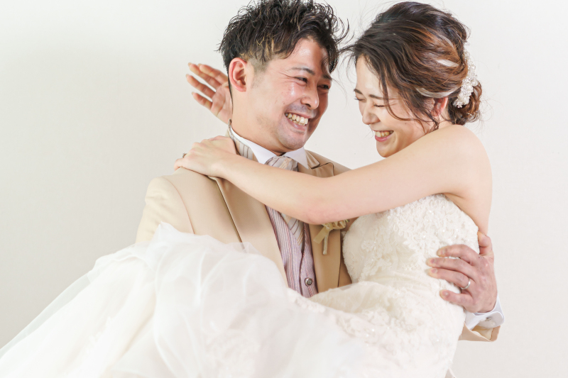 【洋装】スタジオで人目を気にしない撮影を