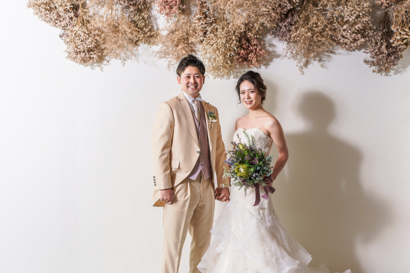 ドライフラワーの前で