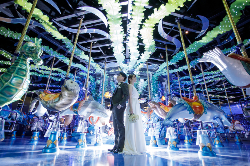 《アトラクションエリアでドラマティックな写真を》