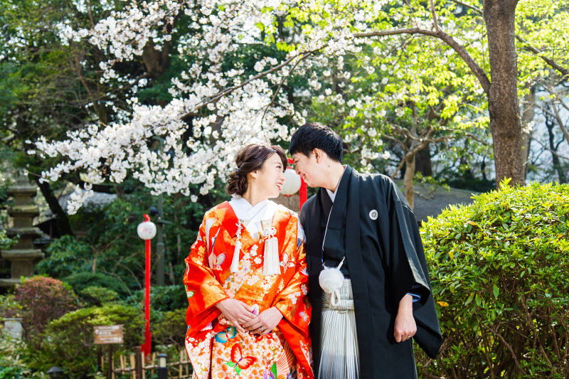 《四季に色づく日本庭園では和装での撮影が人気＊》