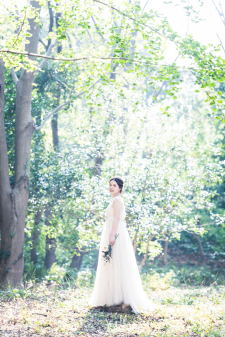 自然光をいかした幻想的なフォト。新婦様の美しさを際立たせます。