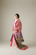 ピンク地にグリーンとグレーの花柄