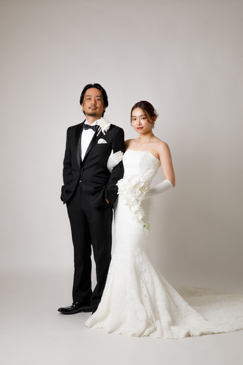 落ち着いた雰囲気の中でもラフなポージングで・・