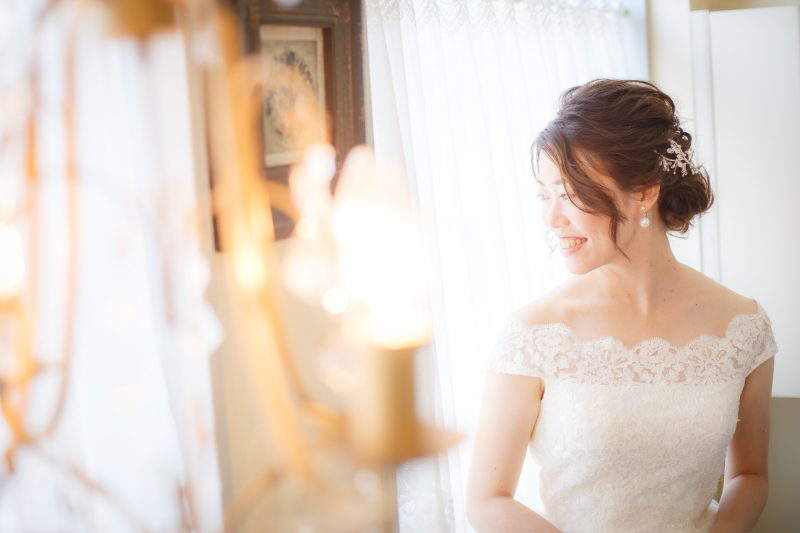 自然光を取り入れたシャンデリア越しの1枚