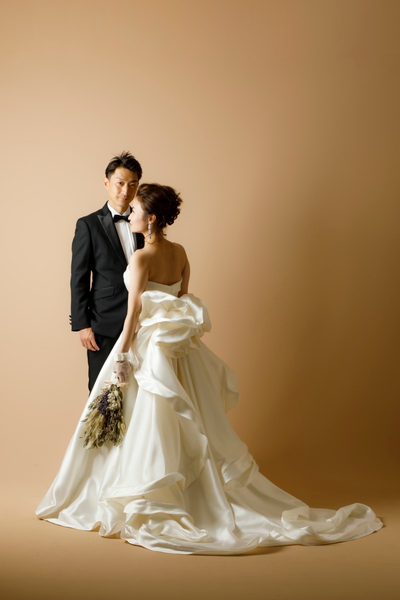 バックラインが自慢のドレスだから自然にアピール