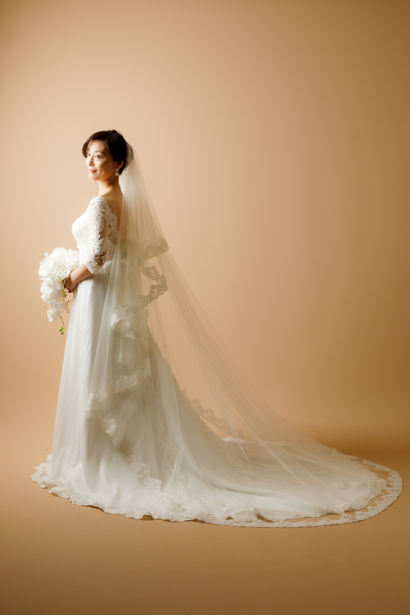 レースのロングべールも惜しみなく着けて