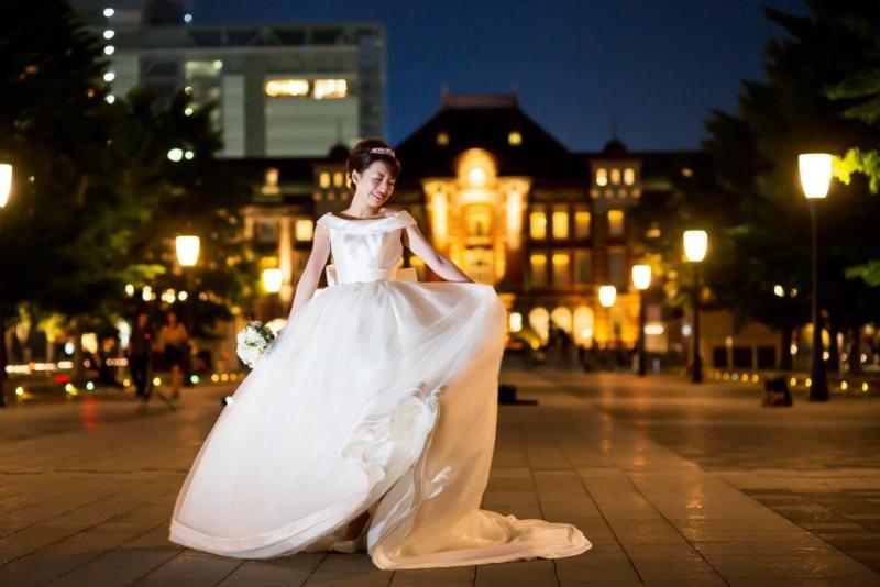 軽々のドレスでほろ酔いダンス？