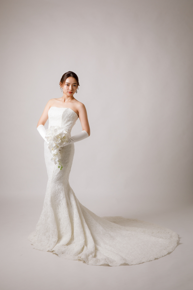 総レースのマーメイドドレスでしなやかに