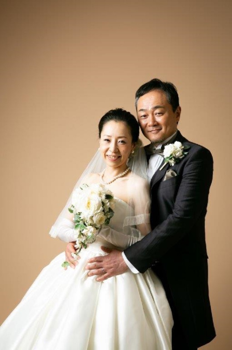 ブラウスを脱いでいベールを着けて