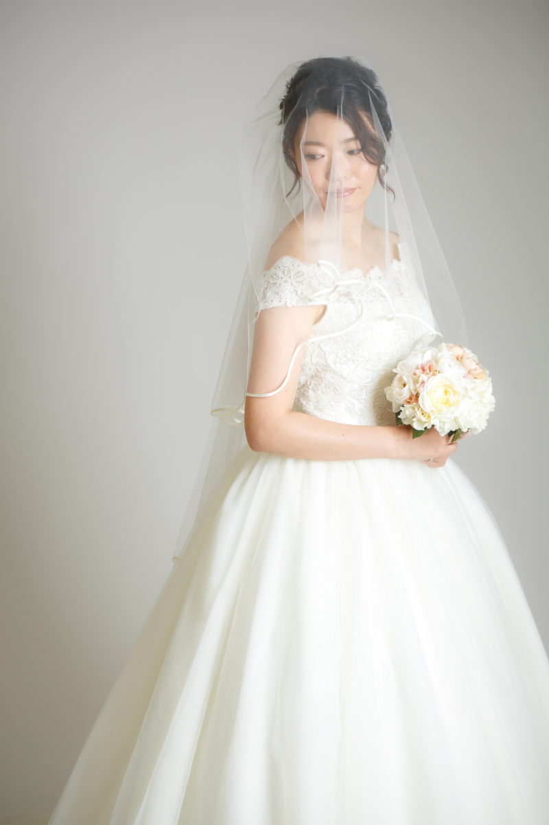 50種類のベールからドレスに合うものをセレクト。