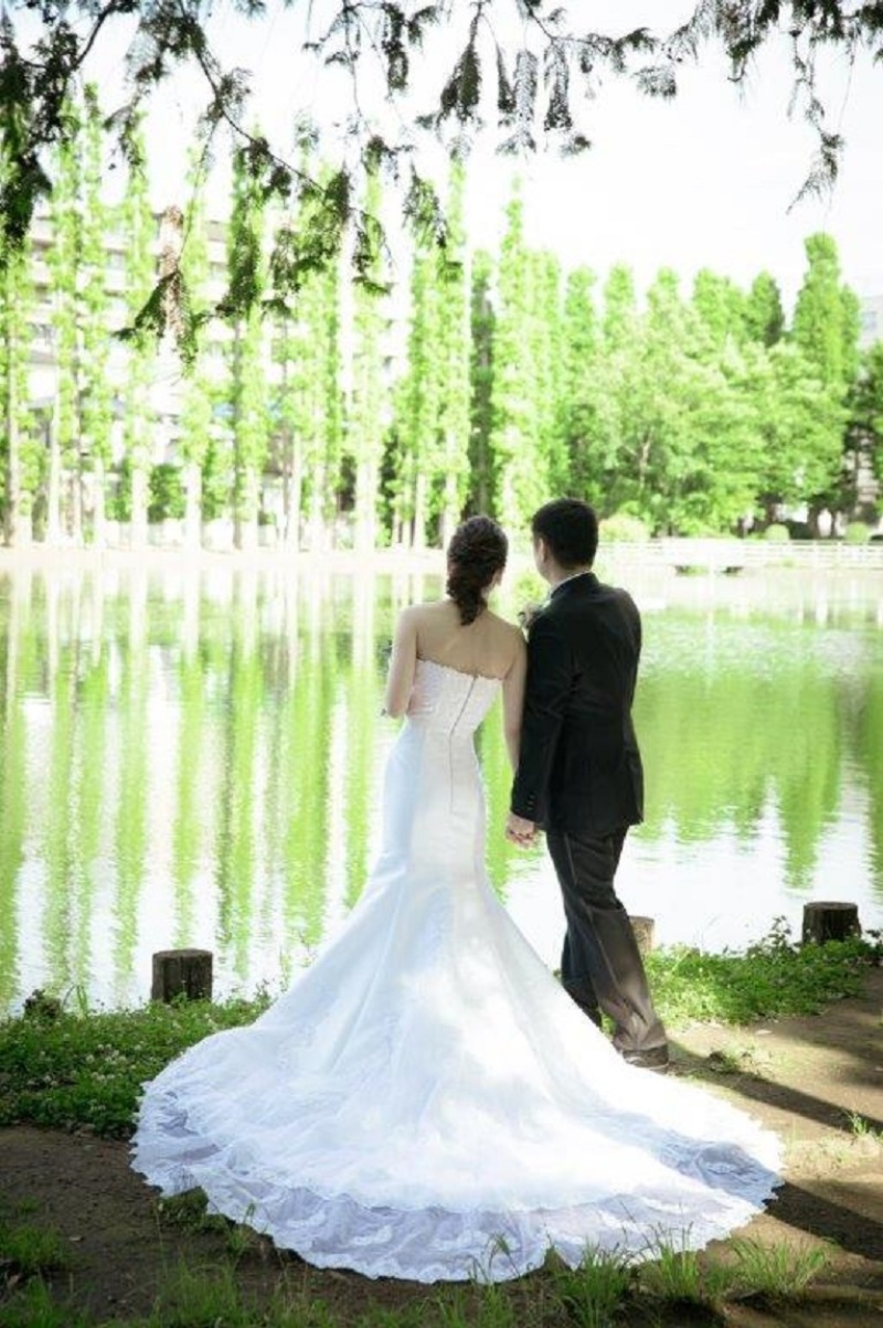 水辺で長いトレーンを広げて撮影