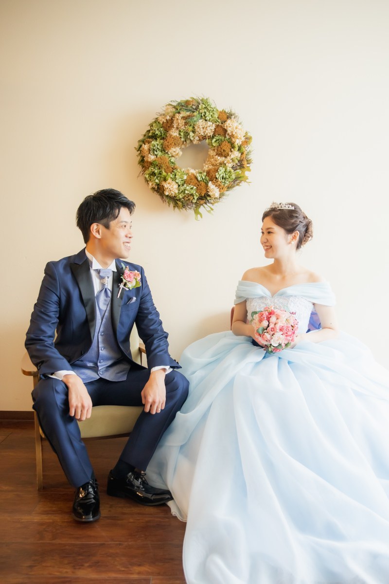 人気のスワッグリースをバックに