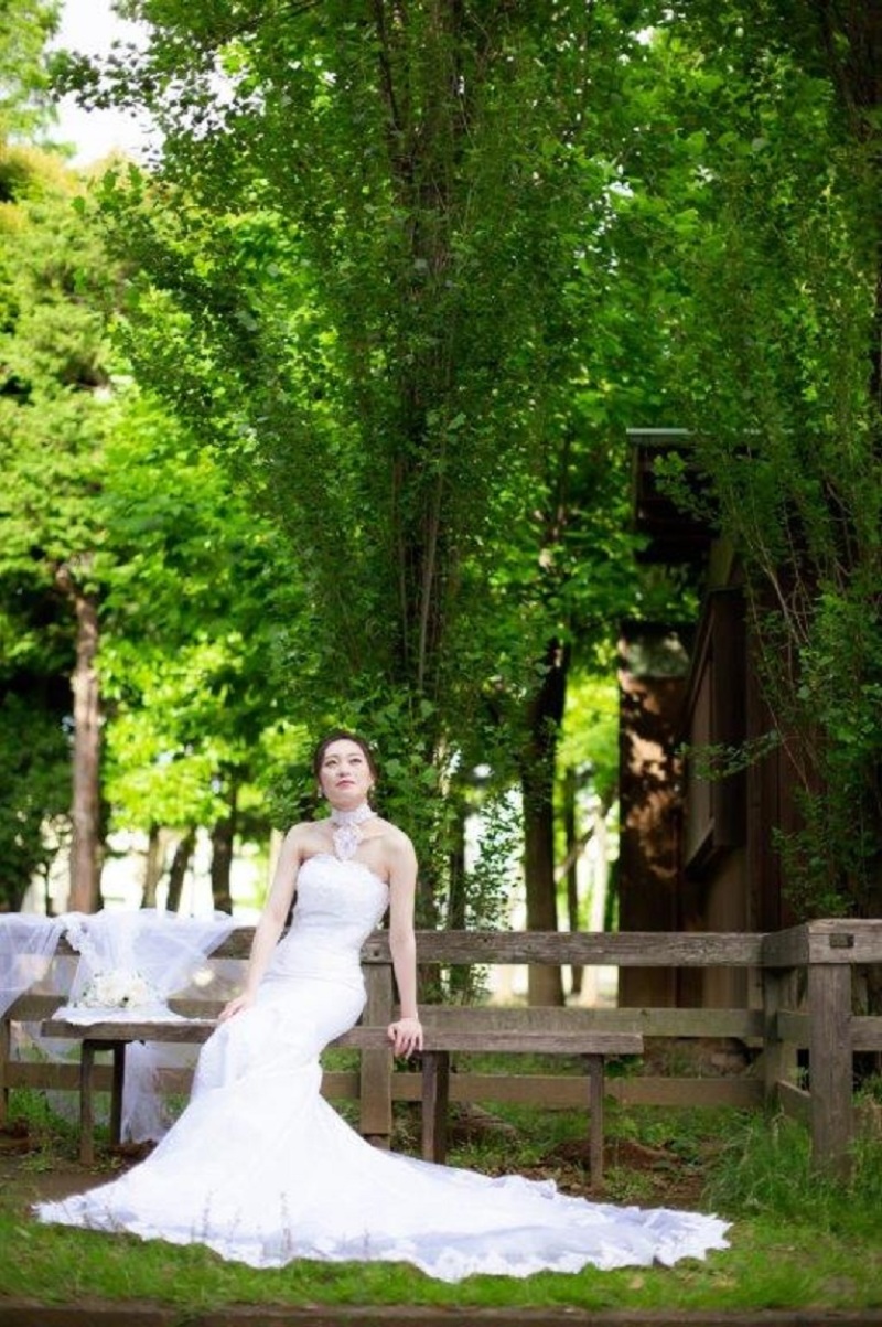 透け感のあるマーメイドドレスで、動きのある撮影