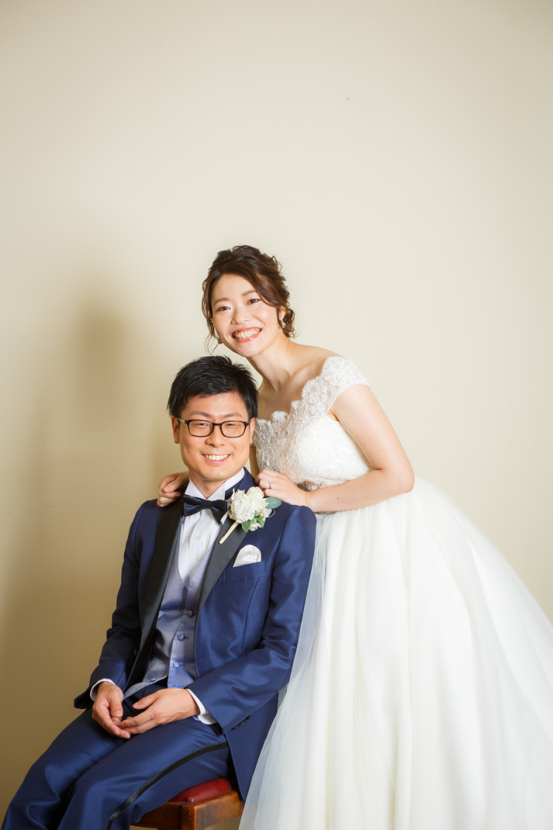 まずはシンプルにスタンダードなバック紙の前で撮影