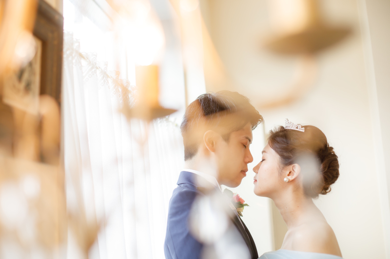 外光の入る窓辺のシーン