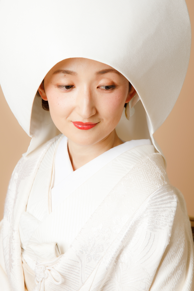 白無垢に綿帽子姿で、古典的な美しさも残す。