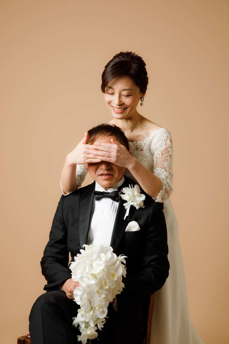 暗いスタジオでの撮影は、ポージングが苦手でもOK