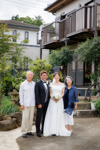 和洋装スタジオ撮影の後、ご実家のお庭でご家族と撮影