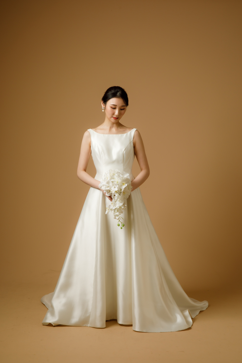 シンプルなドレスも豊富にご用意