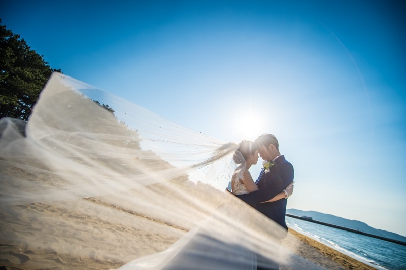 ベールをなびかせて