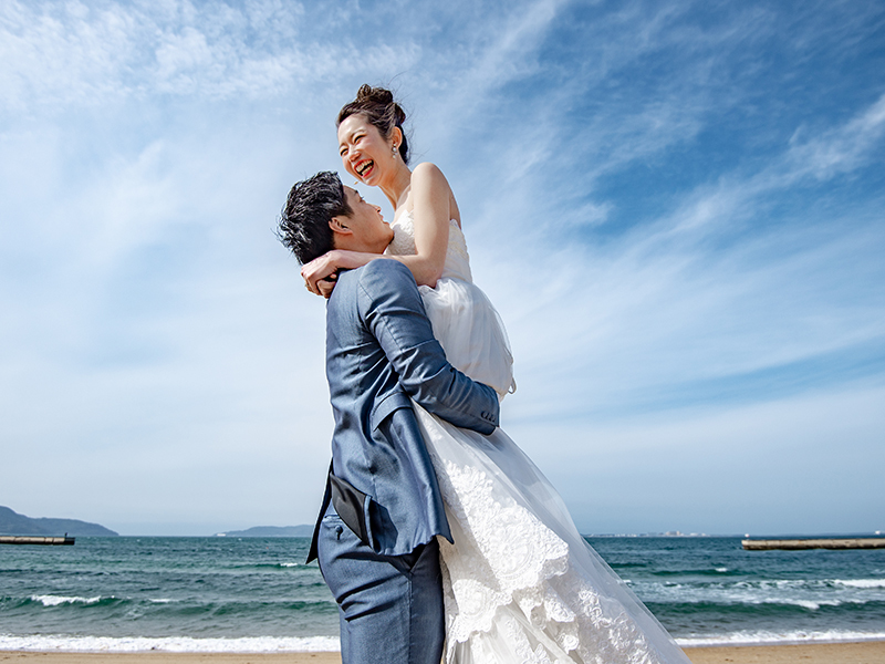 海と空をバックに