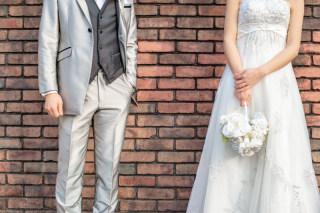 レンガをバックに