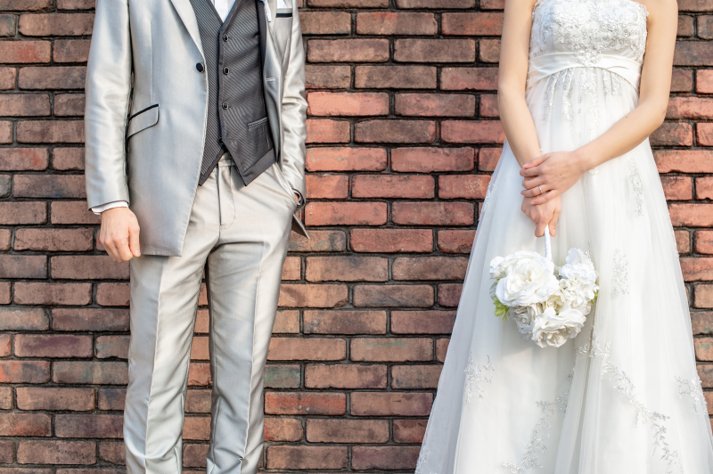 レンガをバックに