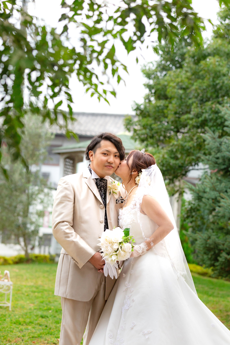 花婿様のほっぺにキス♪