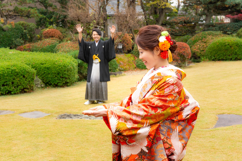花嫁様の手の上に花婿様が!?