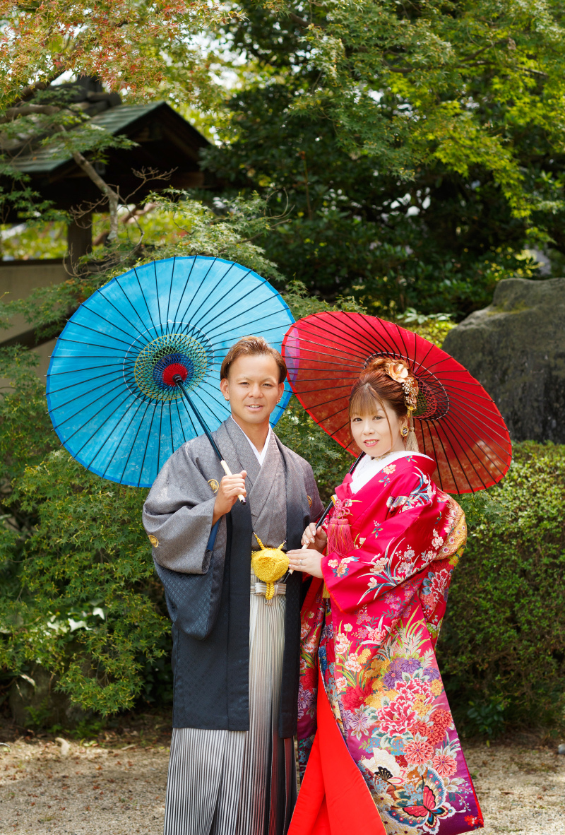 二人で傘を持って